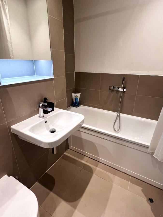 Lakeside Lux Bedroom With Parking, M4 Jct 11, Next To Train Station Reading Luaran gambar